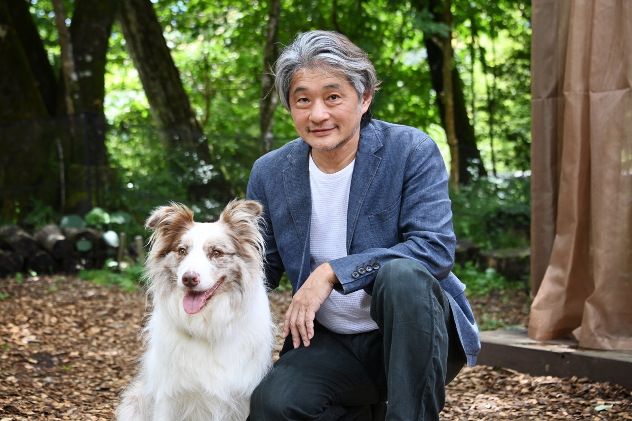 愛犬デルタと散歩中の大橋いつお